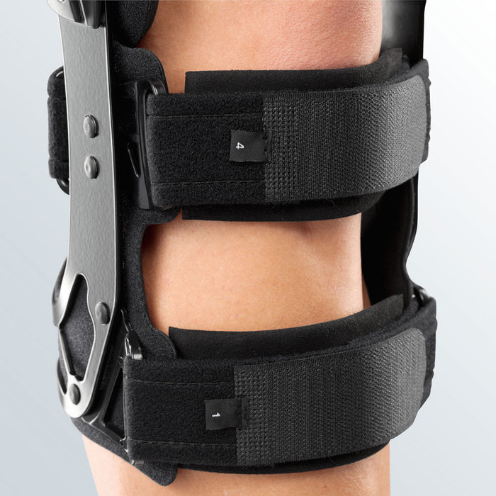 medi protect.4 Evo Knee Brace, Left, Polycentric Hinge, XS