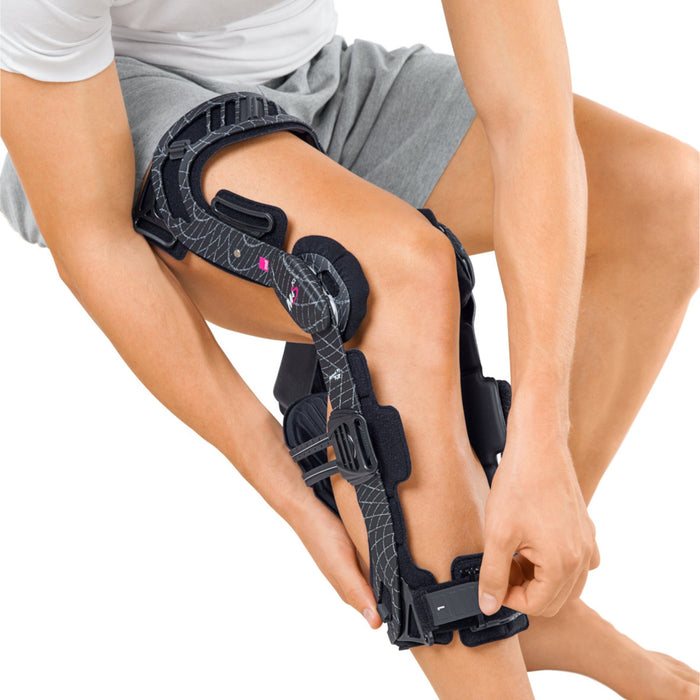 medi M.4s PCL Dynamic Knee Brace