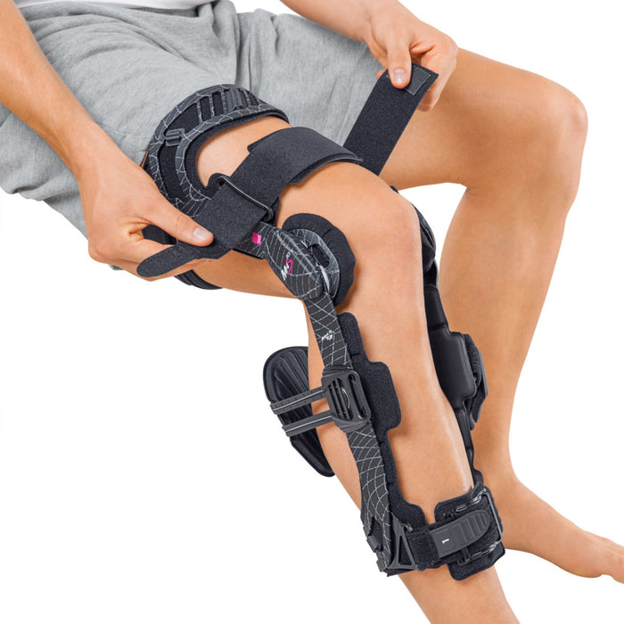 medi M.4s PCL Dynamic Knee Brace