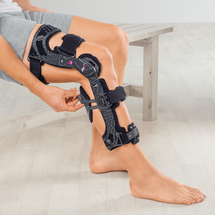 medi M.4s PCL Dynamic Knee Brace